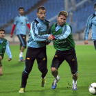 Soldado y Ramos pugnan por un balón, con Cesc y Javi Martínez al fondo, durante el entrenamiento de la selección en Minsk.