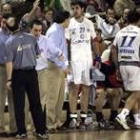 Manolo Cadenas dialoga con uno de los árbitros en el partido del pasado sábado ante el Portland