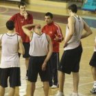 El técnico Javi de Grado dirige un entrenamiento.