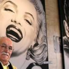 Velasco posa junto a dos de sus obras, Marilyn y James Dean