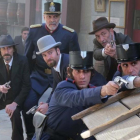 El actor Carles Francino (con sombrero claro), en una escena de acción de la nueva temporada de la serie de TVE-1 'Víctor Ros'