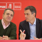 Pedro Sánchez y el líder de los socialistas madrileños, José Manuel Franco, este lunes en Coslada (Madrid).