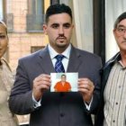 La esposa, el hermano y el padre de Pablo Ibar sujetan una foto del preso.