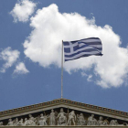 La bandera griega ondea en la Academia de Atenas.