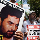 Unos manifestantes llevan una foto de Yakub Memon en una manifestación en la que piden que se suspenda su pena de muerte.