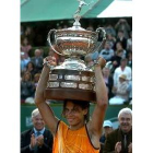 Un Nadal tremendamente feliz levanta el trofeo como ganador del Godó