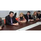 Emilia Villanueva, Fidentino Reyero, Isabel Carrasco, Carlos Fernández Carriedo, Mar González, Martínez Majo, García Prieto y Emilio Redondo, en un momento de la reunión de ayer.