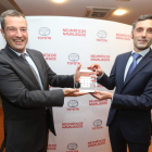 El presidente de Toyota en España, Agustín Martín, entregando los premios a N. Navaliegos.
