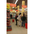 Los ciudadanos observan detenidamente los precios.