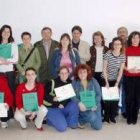 El alcalde, rodeado de las mujeres del taller