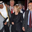Clinton llega acompañada del primer ministro qatarí al Foro EE.UU.-Mundo Islámico en Doha.