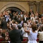 Diputados de ERC aplauden a los antitaurinos invitados al hemiciclo del «Parlament».
