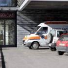 La única ambulancia de la comarca, junto a las puertas del centro de salud, en una imagen de archivo