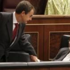 Zapatero da el pésame a Solbes tras conocer el fallecimiento del hermano del vicepresidente