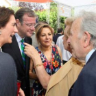 Silván charla con sus padres en presencia de Josefa García Cirac y Rosa Valdeón.