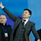 El presidente electo de Ucrania,Volodímir Zelenski  saluda a sus seguidores.