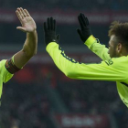 Xavi y Neymar celebran uno de los goles del Barça en San Mamés.