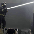 Imagen de archivo de los bomberos, sofocando un incendio.