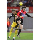 Fernando Torres salta por un balón con el argentino Maciel