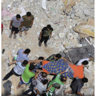 Un grupo de palestinos traslada el cuerpo de una mujer.