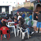 Los vecinos presencian el pregón de las fiestas del barrio.