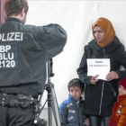Inmigrantes registrados por la policía a su llegada a la ciudad alemana de Freilassig.