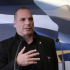 El ministro de Finanza griego Yanis Varoufakis habla con la prensa después de una reunión.