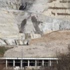 Primer plano de la magnitud de la escollera sobre el túnel.