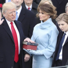 El presidente electo de EE.UU., Donald Trump (i), jura como 45º presidente de los Estados Unidos sobre dos biblias, una de su propiedad y otra que usó Abraham Lincoln.