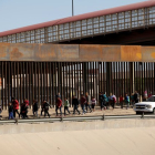 Oficiales migratorios de los Estados Unidos vigilan a los detenidos.