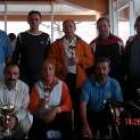 Los participantes de la Liga de Veteranos posan tras concluir la misma con sus trofeos