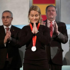 La haltera berciana, muy emocionada, recibió ayer su medalla de plata en Madrid en el COE.