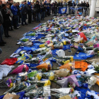 Aficionados y simpatizantes del Leicester dejan flores y objetos en los alrededores del estadio tras el accidente del helicóptero en el que falleció Srivaddhanaprabha, dueño del club.