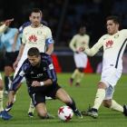 Cristiano Ronaldo cae al suelo rodeado de contrarios durante el primer tiempo del partido.