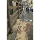 Un charco de sangre en el suelo muestra el lugar de los hechos