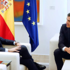 Pablo Casado y Pedro Sánchez conversan durante el encuentro que celebraron ayer. FERNANDO ALVARADO