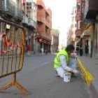 Un operario señala la zona en la que se han eliminado aparcamientos
