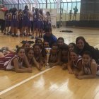 Las leonesas posan con la copa y las medallas de campeonas.