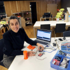Silvia Teixeira, en el laboratorio de Medialab Prado, en Madrid, con los prototipos de satélites que diseña. RAQUEL P. VIECO