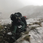 Uno de los agentes que está participando en la operación de rescate de los tres montañeros fallecidos.