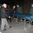 Los agentes trasladaron el cuerpo de C.S.B. hasta el vehículo de la funeraria.