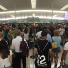 Colas en el Aeropuerto de El Prat, este domingo.