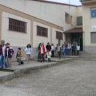 Los niños del Colegio de Puente Almuhey, a la salida de clase