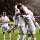 Los jugadores del Real Madrid celebran con Ramos el primer gol ante Las Palmas. ELVIRA URQUIJO