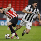Unai López, izquierda, corta el balón ante el centrocampista del Levante Gonzalo Melero. LUIS TEJIDO