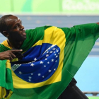 El Bolt camaleónico, envuelto en la bandera de Brasil.