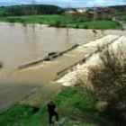 La crecida del río Riofrío anegó un puente y parte de una carretera en la provincia de Zamora