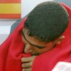 Un inmigrante marroquí llora tras ser interceptado por la Guardia Civil