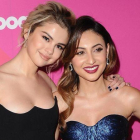 Selena Gomez y su amiga Francia Raisa, en la entrega de los premios Billboard Women in Music.