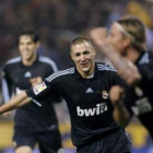Benzema, autor de dos de los tres goles del Madrid, celebra el primero junto a Guti.